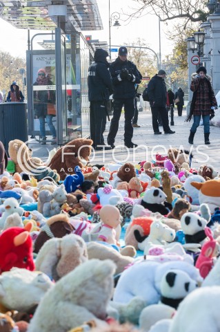  31.10.2017 WARSZAWA<br />PROTEST PLUSZOWYCH MISIOW FUNDACJI DZIEWCZYNKA Z ZAPALKAMI PRZED MINISTERSTWEM SPRAWIEDLIWOSCI W WARSZAWIE <br />N/Z ZABAWKI PLUSZAKI MASKOTKI<br /> 