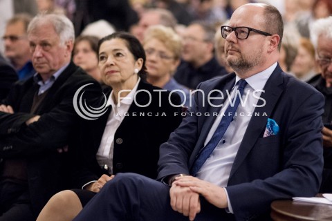  07.11.2017 GDANSK<br />GDANSKIE DEBATY OBYWATELSKIE Z OKAZJI STULECIA ODZYSKANIA NIEPODLEGLOSCI<br />DEBATA Z ADAMEM MICHNIKIEM NA TEMAT NAJWAZNIEJSZYCH PROBLEMOW POLSKI W LATACH 1918/1989<br />N/Z MALGORZATA CHMIEL PAWEL ADAMOWICZ<br /> 