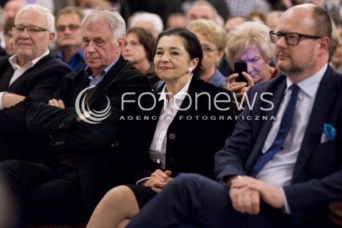  07.11.2017 GDANSK<br />GDANSKIE DEBATY OBYWATELSKIE Z OKAZJI STULECIA ODZYSKANIA NIEPODLEGLOSCI<br />DEBATA Z ADAMEM MICHNIKIEM NA TEMAT NAJWAZNIEJSZYCH PROBLEMOW POLSKI W LATACH 1918/1989<br />N/Z MALGORZATA CHMIEL PAWEL ADAMOWICZ<br /> 