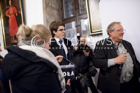  07.11.2017 GDANSK<br />GDANSKIE DEBATY OBYWATELSKIE Z OKAZJI STULECIA ODZYSKANIA NIEPODLEGLOSCI<br />DEBATA Z ADAMEM MICHNIKIEM NA TEMAT NAJWAZNIEJSZYCH PROBLEMOW POLSKI W LATACH 1918/1989<br />N/Z PRZDSTAWICIELE MLODZIEZY WSZECHPOLSKIEJ ZAKLOCAJA DEBATE WRECZAJAC ADAMOWI MICHNIKOWI KUBEL ZE SMOLA<br /> 