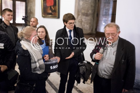  07.11.2017 GDANSK<br />GDANSKIE DEBATY OBYWATELSKIE Z OKAZJI STULECIA ODZYSKANIA NIEPODLEGLOSCI<br />DEBATA Z ADAMEM MICHNIKIEM NA TEMAT NAJWAZNIEJSZYCH PROBLEMOW POLSKI W LATACH 1918/1989<br />N/Z PRZEDSTAWICIELE MLODZIEZY WSZECHPOLSKIEJ ZAKLOCAJA DEBATE WRECZAJAC ADAMOWI MICHNIKOWI KUBEL ZE SMOLA<br /> 