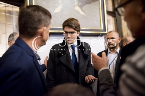  07.11.2017 GDANSK<br />GDANSKIE DEBATY OBYWATELSKIE Z OKAZJI STULECIA ODZYSKANIA NIEPODLEGLOSCI<br />DEBATA Z ADAMEM MICHNIKIEM NA TEMAT NAJWAZNIEJSZYCH PROBLEMOW POLSKI W LATACH 1918/1989<br />N/Z PRZEDSTAWICIELE MLODZIEZY WSZECHPOLSKIEJ WYPROWADZANI PRZEZ SLUZBY PORZADKOWE<br /> 