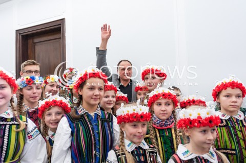  08.11.2017 WARSZAWA SEJM<br />POSIEDZENIE SEJMU RP<br />N/Z PAWEL KUKIZ DZIECI ZESPOL PIESNI I TANCA<br /> 