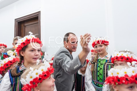  08.11.2017 WARSZAWA SEJM<br />POSIEDZENIE SEJMU RP<br />N/Z PAWEL KUKIZ DZIECI ZESPOL PIESNI I TANCA<br /> 