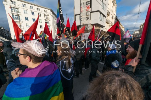  11.11.2017 WARSZAWA<br />MANIFESTACJA ZA WOLNOSC WASZA I NASZA DEMONSTRACJA ANTYFASZYSTOWSKA<br />N/Z UCZESTNICY Z FLAGAMI<br /> 