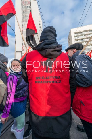  11.11.2017 WARSZAWA<br />MANIFESTACJA ZA WOLNOSC WASZA I NASZA DEMONSTRACJA ANTYFASZYSTOWSKA<br />N/Z UCZESTNIK W KAMIZELCE INICJATYWA PRACOWNICZA<br /> 