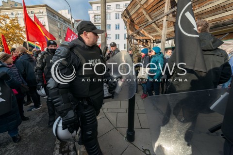  11.11.2017 WARSZAWA<br />MANIFESTACJA ZA WOLNOSC WASZA I NASZA DEMONSTRACJA ANTYFASZYSTOWSKA<br />N/Z POLICJA NA TLE UCZESTNIKOW<br /> 