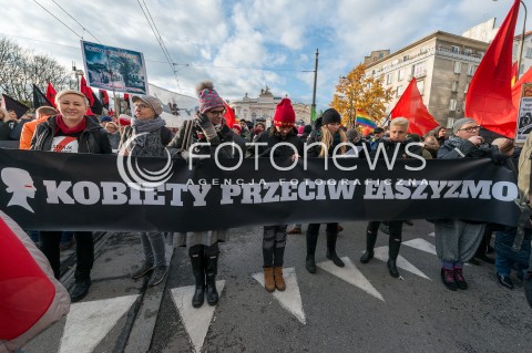  11.11.2017 WARSZAWA<br />MANIFESTACJA ZA WOLNOSC WASZA I NASZA DEMONSTRACJA ANTYFASZYSTOWSKA<br />N/Z UCZESTNICY Z TRANSPARENTEM KOBIETY PRZECIW FASZYZMOWI<br /> 