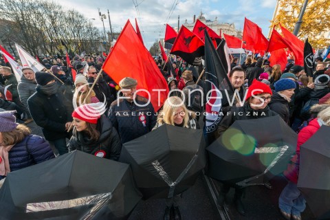  11.11.2017 WARSZAWA<br />MANIFESTACJA ZA WOLNOSC WASZA I NASZA DEMONSTRACJA ANTYFASZYSTOWSKA<br />N/Z UCZESTNICY Z FLAGAMI I PARASOLAMI<br /> 