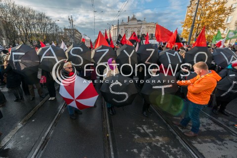  11.11.2017 WARSZAWA<br />MANIFESTACJA ZA WOLNOSC WASZA I NASZA DEMONSTRACJA ANTYFASZYSTOWSKA<br />N/Z UCZESTNICY Z PARASOLAMI STOP FASZYZMOWI<br /> 