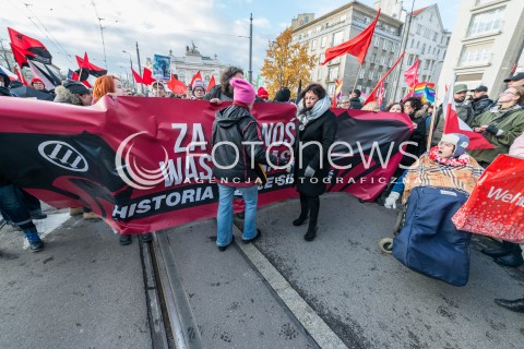  11.11.2017 WARSZAWA<br />MANIFESTACJA ZA WOLNOSC WASZA I NASZA DEMONSTRACJA ANTYFASZYSTOWSKA<br />N/Z UCZESTNICY Z TRANSPARENTAMI<br /> 