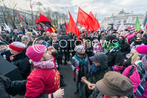  11.11.2017 WARSZAWA<br />MANIFESTACJA ZA WOLNOSC WASZA I NASZA DEMONSTRACJA ANTYFASZYSTOWSKA<br />N/Z UCZESTNICY Z FLAGAMI<br /> 