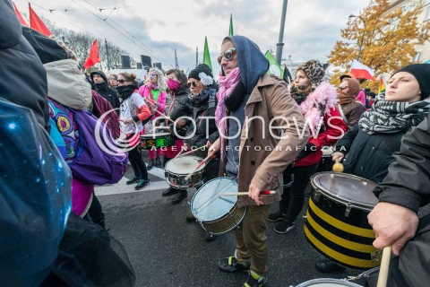  11.11.2017 WARSZAWA<br />MANIFESTACJA ZA WOLNOSC WASZA I NASZA DEMONSTRACJA ANTYFASZYSTOWSKA<br />N/Z UCZESTNICY Z BEBNAMI<br /> 