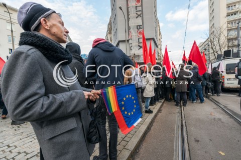  11.11.2017 WARSZAWA<br />MANIFESTACJA ZA WOLNOSC WASZA I NASZA DEMONSTRACJA ANTYFASZYSTOWSKA<br />N/Z UCZESTNIK Z FLAGAMI FLAGA UNII EUROPEJSKIEJ POLSKI TECZOWA<br /> 