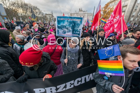  11.11.2017 WARSZAWA<br />MANIFESTACJA ZA WOLNOSC WASZA I NASZA DEMONSTRACJA ANTYFASZYSTOWSKA<br />N/Z UCZESTNICY Z FLAGAMI I TRANSPARENTAMI<br /> 
