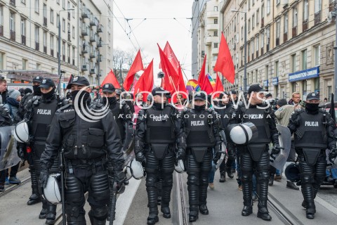  11.11.2017 WARSZAWA<br />MANIFESTACJA ZA WOLNOSC WASZA I NASZA DEMONSTRACJA ANTYFASZYSTOWSKA<br />N/Z POLICJA NA TLE CZERWONYCH FLAG<br /> 