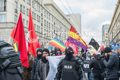 11.11.2017 WARSZAWA<br />MANIFESTACJA ZA WOLNOSC WASZA I NASZA DEMONSTRACJA ANTYFASZYSTOWSKA<br />N/Z CZLOWIEK FOTOGRAFUJACY Z BALKONU MANIFESTACJE<br /> 