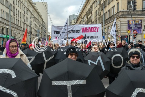  11.11.2017 WARSZAWA<br />MANIFESTACJA ZA WOLNOSC WASZA I NASZA DEMONSTRACJA ANTYFASZYSTOWSKA<br />N/Z UCZESTNICY Z TRANSPARENTEM<br /> 