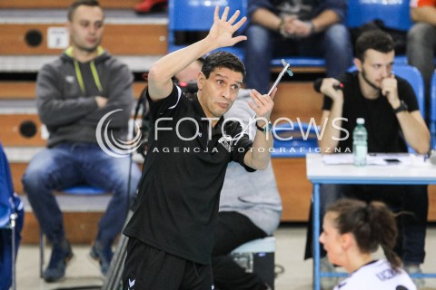  11.11.2017 RZESZOW POLAND<br />SIATKOWKA LIGA MISTRZYN <br />2018 CEV VOLLEYBALL CHAMPIONS LEAGUE - WOMEN <br />MECZ DEVELOPRES SKYRES RZESZOW - NOVA KBM BRANIK MARIBOR<br />N/Z LORENZO MICELLI - I TRENER ( HEAD COACH ) SYLWETKA <br /> 