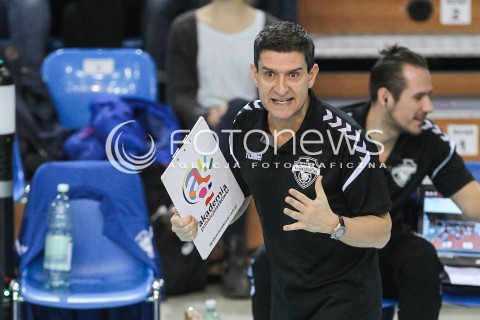  15.11.2017 RZESZOW <br />SIATKOWKA LIGA SIATKOWKI KOBIET LSK 2017/2018 WOMEN VOLLEYBALL POLAND POLISH LEAGUE <br />MECZ DEVELOPRES SKYRES RZESZOW - GROT BUDOWLANI LODZ <br />N/Z LORENZO MICELLI - I TRENER ( HEAD COACH ) SYLWETKA <br /> 