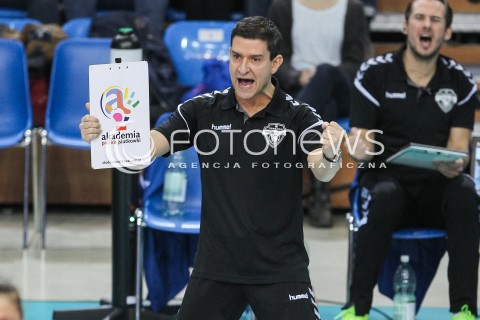  15.11.2017 RZESZOW <br />SIATKOWKA LIGA SIATKOWKI KOBIET LSK 2017/2018 WOMEN VOLLEYBALL POLAND POLISH LEAGUE <br />MECZ DEVELOPRES SKYRES RZESZOW - GROT BUDOWLANI LODZ <br />N/Z LORENZO MICELLI - I TRENER ( HEAD COACH ) SYLWETKA RADOSC EMOCJE <br /> 