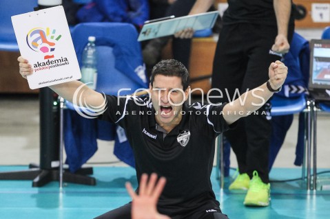  15.11.2017 RZESZOW <br />SIATKOWKA LIGA SIATKOWKI KOBIET LSK 2017/2018 WOMEN VOLLEYBALL POLAND POLISH LEAGUE <br />MECZ DEVELOPRES SKYRES RZESZOW - GROT BUDOWLANI LODZ <br />N/Z LORENZO MICELLI - I TRENER ( HEAD COACH ) SYLWETKA RADOSC EMOCJE <br /> 
