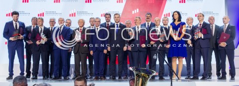  16.11.2017 JASIONKA CENTRUM WYSTAWIENNICZO - KONGRESOWE<br />KONGRES590 <br />WRECZENIE NAGROD PREZYDENTA RP<br />N/Z PREZYDENT RP ANDRZEJ DUDA LAUREACI ZWYCIEZCY ZDJECIE GRUPOWE GROUP PHOTO FAMILY PHOTO<br /> 