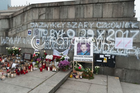  16.11.2017 WARSZAWA <br />MIEJCE PODPALENIA SIE PIOTRA SZCZESNEGO<br />N/Z MIEJSCE PODPALENIA SIE PIOTRA SZCZESNEGO PRZED PKIN PIOTR SZCZESNY<br /> 