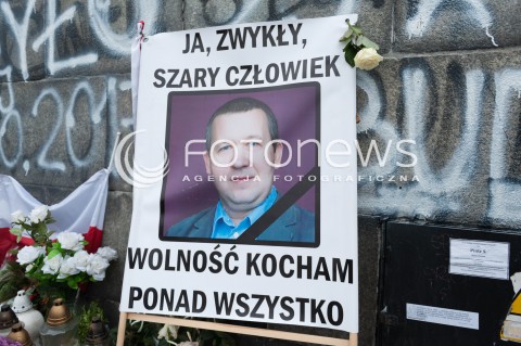  16.11.2017 WARSZAWA <br />MIEJCE PODPALENIA SIE PIOTRA SZCZESNEGO<br />N/Z MIEJSCE PODPALENIA SIE PIOTRA SZCZESNEGO PRZED PKIN PIOTR SZCZESNY<br /> 