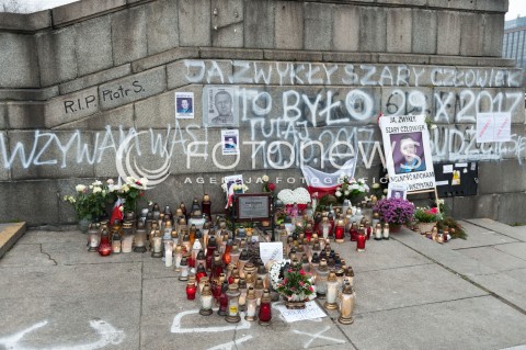  16.11.2017 WARSZAWA <br />MIEJCE PODPALENIA SIE PIOTRA SZCZESNEGO<br />N/Z MIEJSCE PODPALENIA SIE PIOTRA SZCZESNEGO PRZED PKIN PIOTR SZCZESNY<br /> 