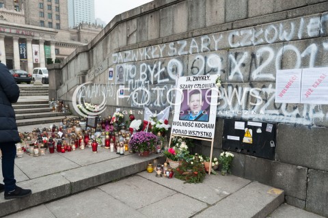  16.11.2017 WARSZAWA <br />MIEJCE PODPALENIA SIE PIOTRA SZCZESNEGO<br />N/Z MIEJSCE PODPALENIA SIE PIOTRA SZCZESNEGO PRZED PKIN PIOTR SZCZESNY<br /> 