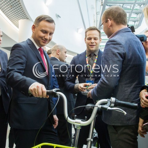  17.11.2017 JASIONKA CENTRUM WYSTAWIENNICZO - KONGRESOWE<br />KONGRES590 <br />ZWIEDZANIE PRZEZ PREZYDENTA RP STOISK LAUREATOW POPRZEDNIEJ EDYCJI NAGRODY PREZYDENTA <br />N/Z PREZYDENT RP ANDRZEJ DUDA ROWER<br /> 