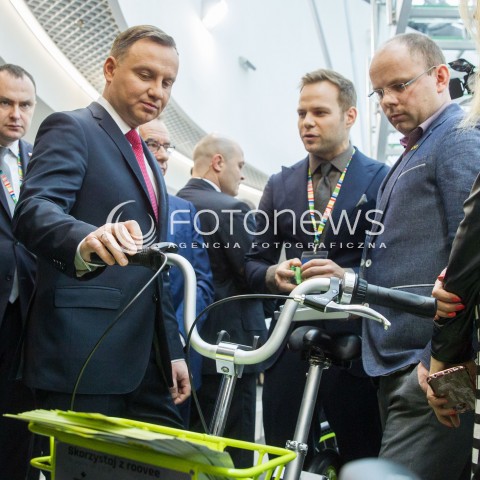  17.11.2017 JASIONKA CENTRUM WYSTAWIENNICZO - KONGRESOWE<br />KONGRES590 <br />ZWIEDZANIE PRZEZ PREZYDENTA RP STOISK LAUREATOW POPRZEDNIEJ EDYCJI NAGRODY PREZYDENTA <br />N/Z PREZYDENT RP ANDRZEJ DUDA ROWER<br /> 