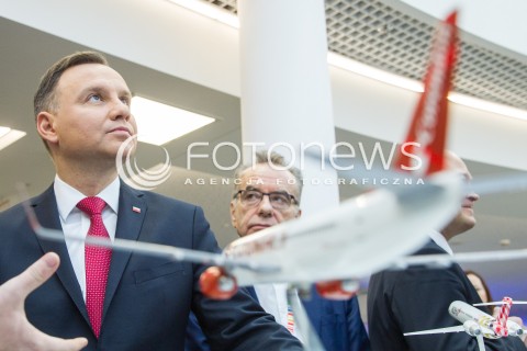  17.11.2017 JASIONKA CENTRUM WYSTAWIENNICZO - KONGRESOWE<br />KONGRES590 <br />ZWIEDZANIE PRZEZ PREZYDENTA RP STOISK LAUREATOW POPRZEDNIEJ EDYCJI NAGRODY PREZYDENTA <br />N/Z PREZYDENT RP ANDRZEJ DUDA KRZYSZTOF OPOLSKI STOISKO FIRMA LINETECH SAMOLOT<br /> 