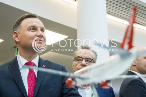  17.11.2017 JASIONKA CENTRUM WYSTAWIENNICZO - KONGRESOWE<br />KONGRES590 <br />ZWIEDZANIE PRZEZ PREZYDENTA RP STOISK LAUREATOW POPRZEDNIEJ EDYCJI NAGRODY PREZYDENTA <br />N/Z PREZYDENT RP ANDRZEJ DUDA KRZYSZTOF OPOLSKI STOISKO FIRMA LINETECH SAMOLOT<br /> 