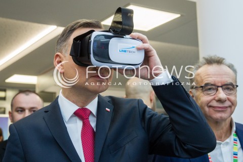  17.11.2017 JASIONKA CENTRUM WYSTAWIENNICZO - KONGRESOWE<br />KONGRES590 <br />ZWIEDZANIE PRZEZ PREZYDENTA RP STOISK LAUREATOW POPRZEDNIEJ EDYCJI NAGRODY PREZYDENTA <br />N/Z PREZYDENT RP ANDRZEJ DUDA KRZYSZTOF OPOLSKI STOISKO FIRMA LINETECH GOGLE WIRTUALNA RZECZYWISTOSC GOOGLE<br /> 