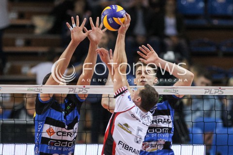 18.11.2017 RZESZOW <br />SIATKOWKA PLUS LIGA 2017/2018 MEN VOLLEYBALL POLAND POLISH PLUSLIGA LEAGUE SEASON 2017/2018 <br />MECZ ASSECO RESOVIA RZESZOW - CERRAD CZARNI RADOM <br />N/Z TOMASZ FORNAL DMYTRO TERYOMENKO BLOK LUKAS TICHACEK <br /> 