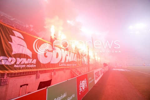  18.11.2017 GDANSK <br />PILKA NOZNA - EKSTRAKLASA SEZON 2017/2018<br />MECZ LECHIA GDANSK - WISLA PLOCK<br />N/Z KIBICE ODPALILI RACE NA STADIONIE<br /> 