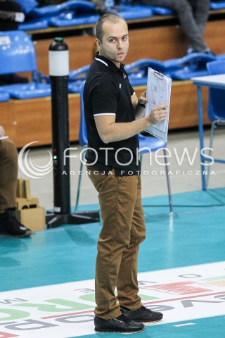  19.11.2017 RZESZOW <br />SIATKOWKA LIGA SIATKOWKI KOBIET LSK 2017/2018 WOMEN VOLLEYBALL POLAND POLISH LEAGUE <br />MECZ DEVELOPRES SKYRES RZESZOW - IMPEL WROCLAW <br />N/Z MAREK SOLAREWICZ - I TRENER ( HEAD COACH ) SYLWETKA <br /> 