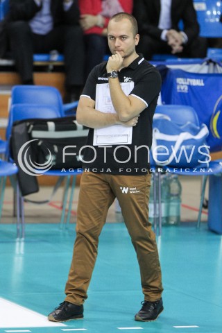  19.11.2017 RZESZOW <br />SIATKOWKA LIGA SIATKOWKI KOBIET LSK 2017/2018 WOMEN VOLLEYBALL POLAND POLISH LEAGUE <br />MECZ DEVELOPRES SKYRES RZESZOW - IMPEL WROCLAW <br />N/Z MAREK SOLAREWICZ - I TRENER ( HEAD COACH ) SYLWETKA <br /> 