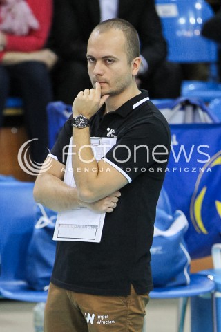  19.11.2017 RZESZOW <br />SIATKOWKA LIGA SIATKOWKI KOBIET LSK 2017/2018 WOMEN VOLLEYBALL POLAND POLISH LEAGUE <br />MECZ DEVELOPRES SKYRES RZESZOW - IMPEL WROCLAW <br />N/Z MAREK SOLAREWICZ - I TRENER ( HEAD COACH ) SYLWETKA <br /> 