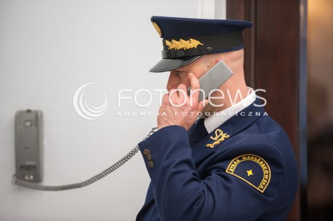  22.11.2017 WARSZAWA SEJM<br />52. POSIEDZENIE SEJMU RP<br />N/Z STRAZ MARSZALKOWSKA STRAZNIK STRAZY MARSZALKOWSKIEJ Z TELEFONEM<br /> 