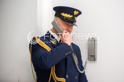  22.11.2017 WARSZAWA SEJM<br />52. POSIEDZENIE SEJMU RP<br />N/Z STRAZ MARSZALKOWSKA STRAZNIK STRAZY MARSZALKOWSKIEJ Z TELEFONEM<br /> 