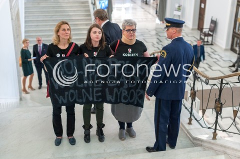  23.11.2017 WARSZAWA SEJM<br />POSIEDZENIE SEJMU RP<br />N/Z DZIALACZKI WARSZAWSKIEGO STRAJKU KOBIET OBYWATELE RP KOBIETY PRZECIW FASZYZMOWI STRAZ MARSZALKOWSKA<br /> 