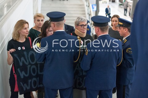  23.11.2017 WARSZAWA SEJM<br />POSIEDZENIE SEJMU RP<br />N/Z DZIALACZKI WARSZAWSKIEGO STRAJKU KOBIET OBYWATELE RP KOBIETY PRZECIW FASZYZMOWI STRAZ MARSZALKOWSKA<br /> 