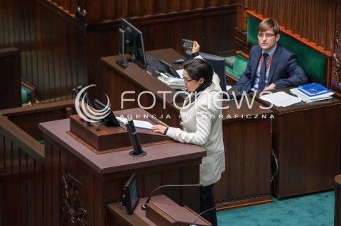  23.11.2017 WARSZAWA SEJM<br />POSIEDZENIE SEJMU RP<br />N/Z MALGORZATA CHMIEL POKAZUJACA ZEGAR ODLICZAJACY CZAS DO KONCA KADENCJI<br /> 