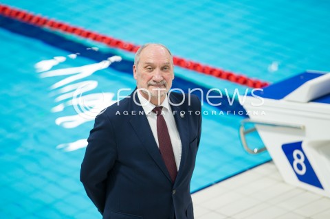 Wizyta Antoniego Macierewicza na basenie w Łodzi