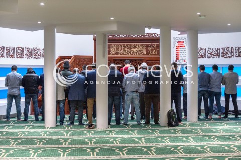  27.11.2017 WARSZAWA<br />
KONFERENCJA W CENTRUM KULTURY MUZULMASKIEJ DOTYCZACA DEWASTACJI OSRODKA<br />
N/Z MODLITWA MUZULMANSKA MUZULMANIE<br />
 