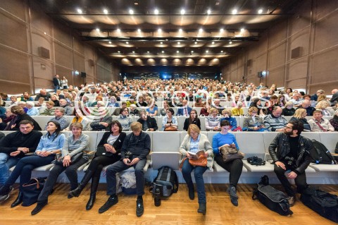  01.12.2017 WARSZAWA<br />SPOTKANIE Z KSIEDZEM ADAMEM BONIECKIM W MUZEUM POLIN PT. WOLNOSCI ODDAC NIE UMIEM <br />N/Z UCZESTNICY WYDARZENIA PELNA SALA<br /> 