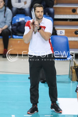  03.12.2017 RZESZOW <br />SIATKOWKA LIGA SIATKOWKI KOBIET LSK 2017/2018 WOMEN VOLLEYBALL POLAND POLISH LEAGUE <br />MECZ DEVELOPRES SKYRES RZESZOW - LKS COMMERCECON LODZ <br />N/Z MICHAL MASEK - I TRENER ( HEAD COACH ) SYLWETKA <br /> 